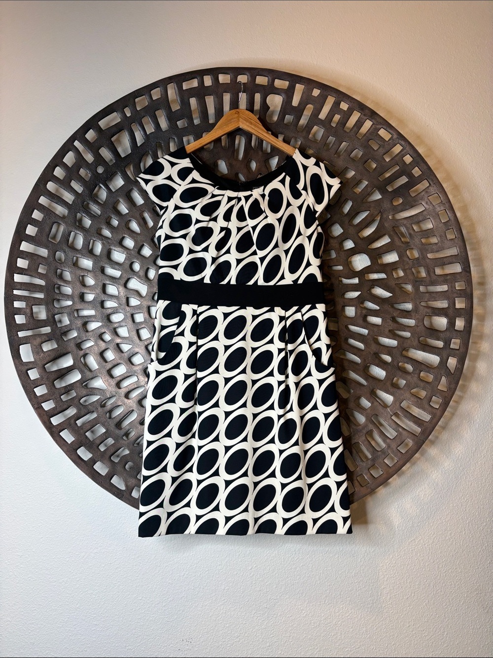 🖤Jessica Howard Black White Sleeveless Circle Print Dress 10P Stretch Midi🖤